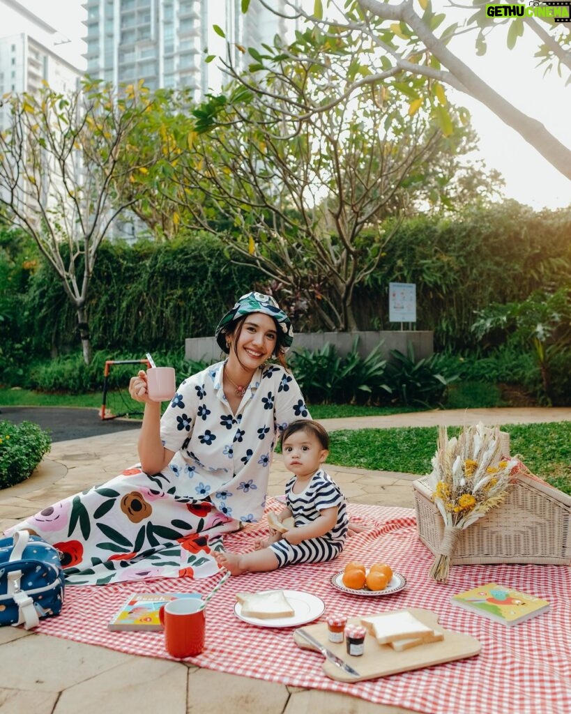 Acha Sinaga Instagram - Gemeessssh banget koleksi UNIQLO terbaru ini bisa kembaran juga sama si Kecil untuk outfit kita jalan-jalan keluar rumah atau santai di rumah aja. Bisa distyling-in pake motif yg sama atau tabrak pattern kaya aku gini. Udah bisa dipesen online atau langsung pilih-pilih di store @uniqloindonesia dan UNIQLO.COM mulai hari ini Gengg 🌸 #UNIQLOxMarimekko #UNIQLOINDONESIA