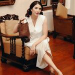 Acha Sinaga Instagram - Suka banget koleksi terbaru @ella.glo “Wulandari” 🌹Terinspirasi dari batik Jawa Barat, pola Megamendung ini punya warna baru yang cantik, Burgundy. Available online dan juga di Pop Up Store Plaza Indonesia mulai hari ini 🫶🏼