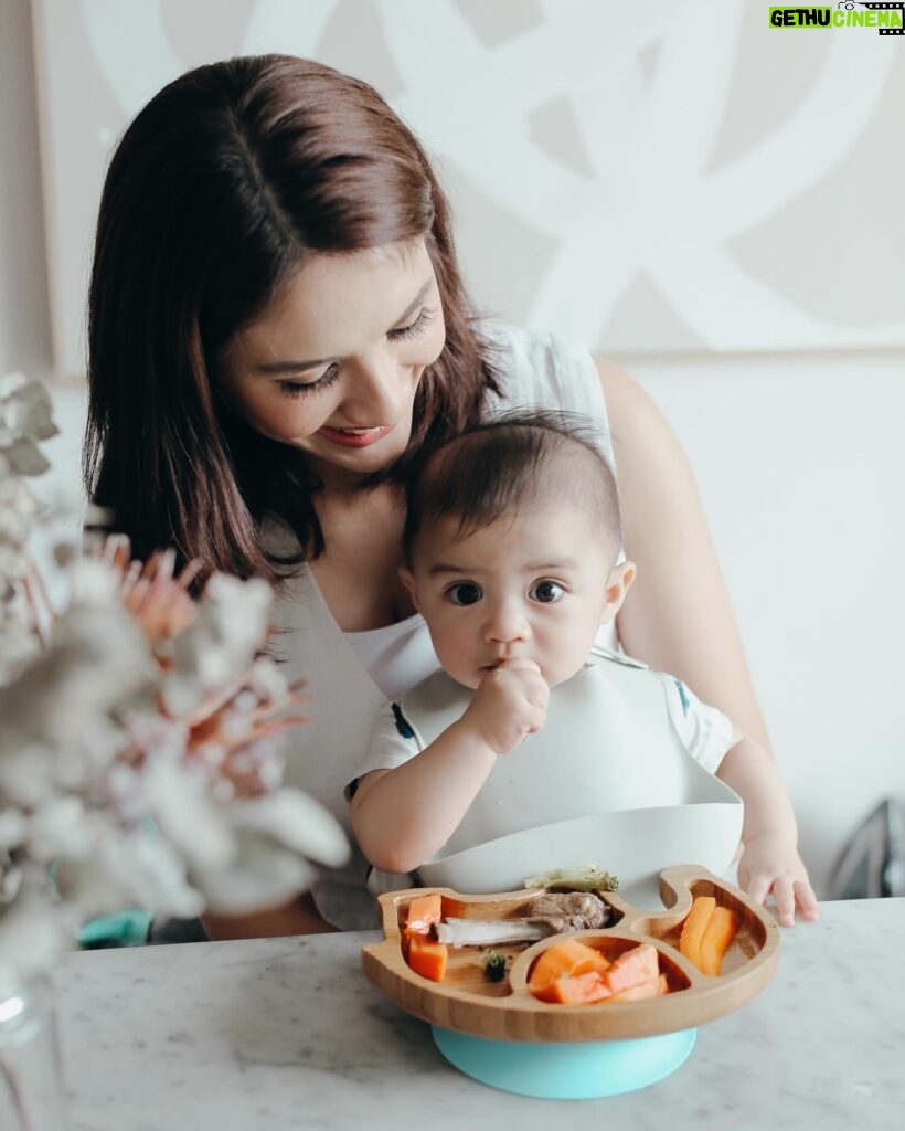 Acha Sinaga Instagram - Perjalanan MPASI tu bitter-sweet banget ya Buund, something yang kita tunggu-tunggu karna excited liat si Kecil akhirnya makan, tapi ternyata once you start you’ll change forever 🤭 Bukan anak kita aja yg belajar makan, tapi kita Ibunya juga ikutan banyak belajar. Belajar pilih menu yg bergizi, belajar masak makanan yang sehat, belajar lebih sabar kalau ternyata anaknya gak mau makan hasil masakan kita (wkwk nyesek yaak), belajar mengolah emosi kalau anaknya lagi GTM, belajar kuat ngadepin pertanyaan2 keluarga besar/ tetangga. Hmm coba lanjutin belajar apalagi Buund? 😁👇🏼