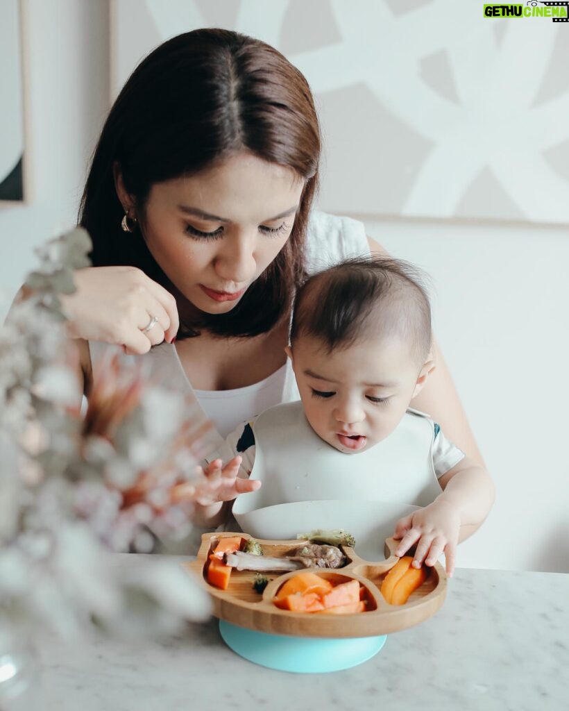 Acha Sinaga Instagram - Perjalanan MPASI tu bitter-sweet banget ya Buund, something yang kita tunggu-tunggu karna excited liat si Kecil akhirnya makan, tapi ternyata once you start you’ll change forever 🤭 Bukan anak kita aja yg belajar makan, tapi kita Ibunya juga ikutan banyak belajar. Belajar pilih menu yg bergizi, belajar masak makanan yang sehat, belajar lebih sabar kalau ternyata anaknya gak mau makan hasil masakan kita (wkwk nyesek yaak), belajar mengolah emosi kalau anaknya lagi GTM, belajar kuat ngadepin pertanyaan2 keluarga besar/ tetangga. Hmm coba lanjutin belajar apalagi Buund? 😁👇🏼