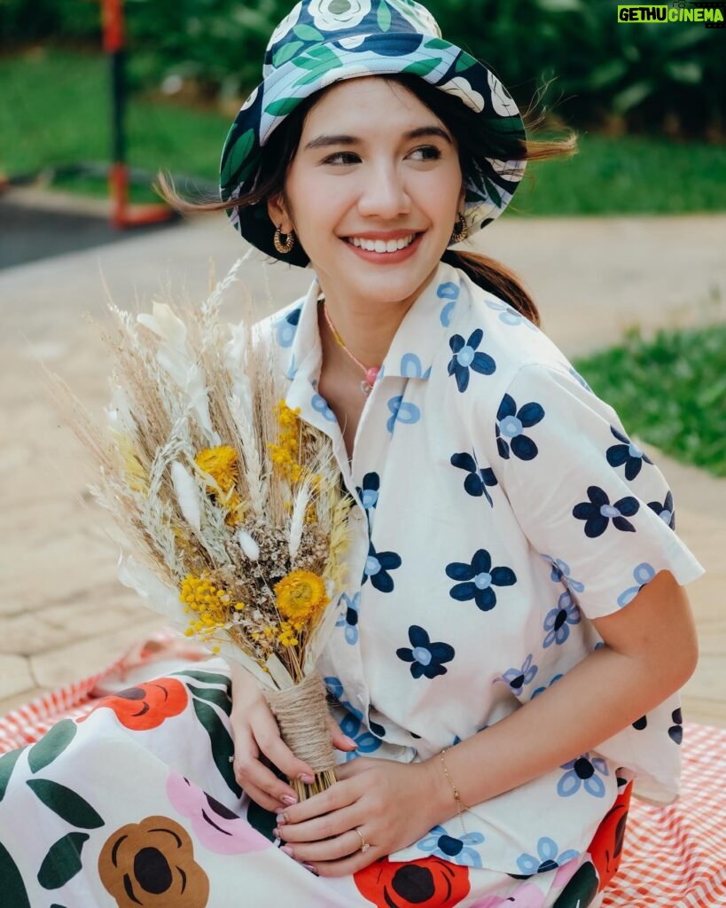 Acha Sinaga Instagram - Gemeessssh banget koleksi UNIQLO terbaru ini bisa kembaran juga sama si Kecil untuk outfit kita jalan-jalan keluar rumah atau santai di rumah aja. Bisa distyling-in pake motif yg sama atau tabrak pattern kaya aku gini. Udah bisa dipesen online atau langsung pilih-pilih di store @uniqloindonesia dan UNIQLO.COM mulai hari ini Gengg 🌸 #UNIQLOxMarimekko #UNIQLOINDONESIA