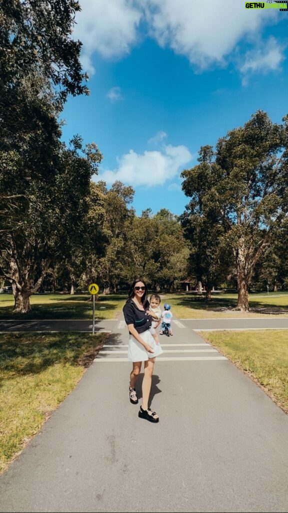 Acha Sinaga Instagram - Akan kangen banget bawa anak-anak main ke taman, bakar energi mereka sampe habis di playground, apalagi cuacanya Sydney 🥹💙
