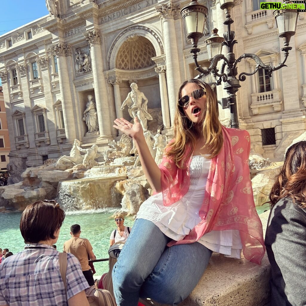 Addison Rae Instagram - sono a Roma, stronza.