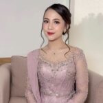 Adhisty Zara Instagram - Elegant and chic @zaraadhsty wearing mauve kebaya from @lavienaweddinggallery Makeup @shierlymakeupartist | Hairdo @dndahairstylist #inspirasikebaya #inspirasikebayamodern #inspirasikebayawisuda #kebayasister #kebayawisuda #kebayalamaran #lavienaweddinggallery