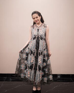 Adhisty Zara Instagram - Terimakasih banyak atas dukungannya❤️
.
.
in @biyanofficial dress for INDONESIA MOVIE ACTOR AWARDS 2020 ,makeup @ryanogilvy ,hairdo @chikievers ,jewelry @dominiquejewellery ,styled @wanda_haraa #wandaharaaproject ❤️ 📸 @snap.nuel