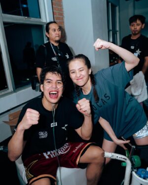 Adhisty Zara Instagram - Kemarin adalah sebuah hari yng akhirnya gue lewatin. Dengan latihan kurang lebih di 10 hari jadilah kuda lumping😂😭 

Terimakasih untuk @superstarknouckout atas pengalaman yng sangat seruu🔥🥊

Untuk kak lula @lulalahfah selamat atas kemanangannya! km keren banget!