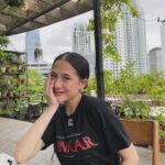 Adhisty Zara Instagram - gimana yang nonton MUNKAR hari pertama??? kira2 bioskop mana aja yg bakal kita datenginn??😜