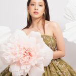 Adhisty Zara Instagram - Alice in Wonderland 🌸 🌺🍃 #STARRING @zaraadhsty Photographer @winstongomez #winstongomez Stylist @carolinemeliala Mua @kikylutan Hair @ade_ragil_hairdo Studio @11.11studiojakarta Dress @adelinesther.co Decor florist @peparoses.id Nails @linneabeautybar_id #ZaraAdhisty