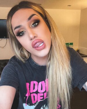 Adore Delano Instagram - She’s a girl with a lot on her mind ✨