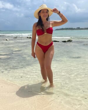 Adriana Fonseca Instagram - Si vas a tirar la toalla, que sea en la playa! 
______
Las playas mas hermosas, solo en mi México…
If you’re gonna throw the towel, let it be on the beach!
The most beautiful beaches, only in my Mexico…
.
.
#travel #lifestyle #cute #latina #Mexico #rivieramaya #veracruz