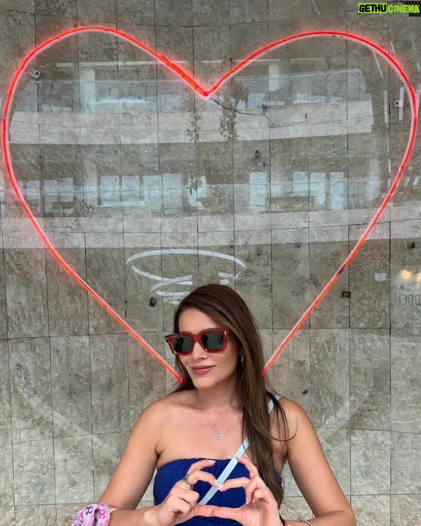 Adriana Fonseca Instagram - Love is the answer… ______ 1-🩵 by @eduardolucerola 2-Mi suegris @enriquecalderons en su pumple 3-agradeciendo 4-pose pose en el camino 5-La fam 6-love is love 7-mi cuñis @landerauch 8-suegris feliz 9-las mañanitas 10-bumerán del cuñis… . . . . . #happybirthday #suegro #playadelcarmen #lifestyle #fashion