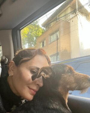 Adriana Louvier Instagram - No había podido escribir por aquí, el dolor tan grande que tenía y él no aceptar que mi perrito amado partió. Estas fotos son unas cuantas de millones de momentos que pasamos con él, juntos, siempre con tanto amor.Es un pequeño homenaje para nuestro Lec. Mi gran compañero, mi amigo, mi sombra en la casa, quien más me ha cuidado y demostrado un amor infinito. Quienes nos conocen saben lo mucho que lo amamos y lo que significa hoy ya no estar con él. Tuve tanto miedo de que este día llegara, ahora nos toca vivir sabiendo que está por todos lados a donde vamos, nos acompañará siempre. Hasta luego mi perrito guerrero, amor eterno. Tu familia que te ama. ❤️ 
Gracias amor por todo el esfuerzo y amor para todos en la casa y para Lec. @gutosalas 
Y muchas gracias @veterinaryoncology y @mvzlorenasamano por su gran dedicación y atención con Lec. 🙏🏽