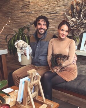 Adriana Louvier Instagram - No había podido escribir por aquí, el dolor tan grande que tenía y él no aceptar que mi perrito amado partió. Estas fotos son unas cuantas de millones de momentos que pasamos con él, juntos, siempre con tanto amor.Es un pequeño homenaje para nuestro Lec. Mi gran compañero, mi amigo, mi sombra en la casa, quien más me ha cuidado y demostrado un amor infinito. Quienes nos conocen saben lo mucho que lo amamos y lo que significa hoy ya no estar con él. Tuve tanto miedo de que este día llegara, ahora nos toca vivir sabiendo que está por todos lados a donde vamos, nos acompañará siempre. Hasta luego mi perrito guerrero, amor eterno. Tu familia que te ama. ❤️ 
Gracias amor por todo el esfuerzo y amor para todos en la casa y para Lec. @gutosalas 
Y muchas gracias @veterinaryoncology y @mvzlorenasamano por su gran dedicación y atención con Lec. 🙏🏽