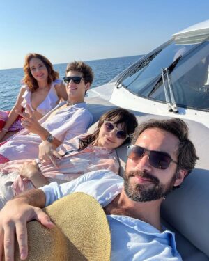 Adriana Louvier Instagram - Fotos con la familia. 🎬
Ustedes no saben la diversión y la buena onda que tuvimos durante el proyecto. Queridos todos. 
#PactodeSilencio @netflixlat 
@erick.chapa @juanpablofuentes_  @farah_justiniani