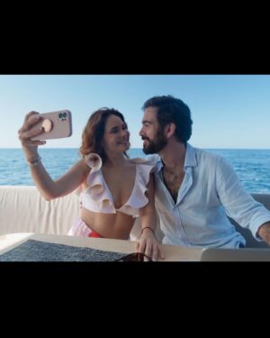 Adriana Louvier Instagram - Fotos con la familia. 🎬
Ustedes no saben la diversión y la buena onda que tuvimos durante el proyecto. Queridos todos. 
#PactodeSilencio @netflixlat 
@erick.chapa @juanpablofuentes_  @farah_justiniani