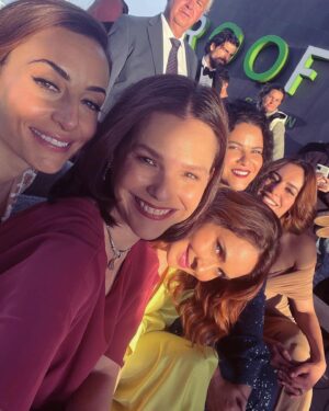 Adriana Louvier Instagram - Fotos del detrás de cámara un día de boda. 
Las mejores compañeras 🤍
#PactodeSilencio