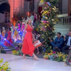 Adriana Louvier Instagram - “No acabarán mis flores” fashion show de @guessmexico presentando su increíble colección primavera 2024 / #LoveGuess #Marcianomoment #Guess 🌼