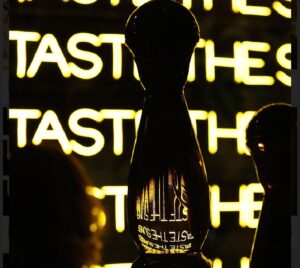 Adriana Louvier Instagram - Les quiero contar que este fin de semana Clase Azul Mexico nos invitó a conocer, Clase Azul Tequila Gold.
Algo que me gustó mucho es su licorera, la cual está hecha a mano por artesanos mexicanos e inspirada en nuestros atardeceres. Delicioso el tequila, increíble presentación. 
@claseazulofficial 
#ClaseAzulSpirits
#ExquisiteMoment