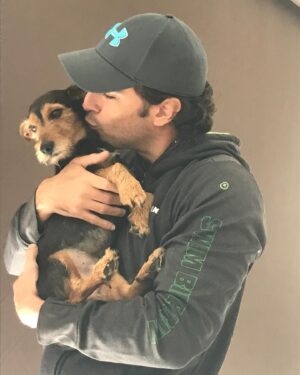 Adriana Louvier Instagram - No había podido escribir por aquí, el dolor tan grande que tenía y él no aceptar que mi perrito amado partió. Estas fotos son unas cuantas de millones de momentos que pasamos con él, juntos, siempre con tanto amor.Es un pequeño homenaje para nuestro Lec. Mi gran compañero, mi amigo, mi sombra en la casa, quien más me ha cuidado y demostrado un amor infinito. Quienes nos conocen saben lo mucho que lo amamos y lo que significa hoy ya no estar con él. Tuve tanto miedo de que este día llegara, ahora nos toca vivir sabiendo que está por todos lados a donde vamos, nos acompañará siempre. Hasta luego mi perrito guerrero, amor eterno. Tu familia que te ama. ❤️ 
Gracias amor por todo el esfuerzo y amor para todos en la casa y para Lec. @gutosalas 
Y muchas gracias @veterinaryoncology y @mvzlorenasamano por su gran dedicación y atención con Lec. 🙏🏽