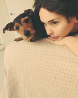 Adriana Louvier Instagram - No había podido escribir por aquí, el dolor tan grande que tenía y él no aceptar que mi perrito amado partió. Estas fotos son unas cuantas de millones de momentos que pasamos con él, juntos, siempre con tanto amor.Es un pequeño homenaje para nuestro Lec. Mi gran compañero, mi amigo, mi sombra en la casa, quien más me ha cuidado y demostrado un amor infinito. Quienes nos conocen saben lo mucho que lo amamos y lo que significa hoy ya no estar con él. Tuve tanto miedo de que este día llegara, ahora nos toca vivir sabiendo que está por todos lados a donde vamos, nos acompañará siempre. Hasta luego mi perrito guerrero, amor eterno. Tu familia que te ama. ❤️ 
Gracias amor por todo el esfuerzo y amor para todos en la casa y para Lec. @gutosalas 
Y muchas gracias @veterinaryoncology y @mvzlorenasamano por su gran dedicación y atención con Lec. 🙏🏽
