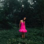 Agnes Nunes Instagram - Os caminhos que #AgnesNunes percorre foram abertos por sua voz. Ela que a trilhou para ser, hoje, um dos nomes de destaque de sua geração na MPB. Encanto e magnetismo a segue guiando, passo a passo, para diferentes e lindas formas de arte – como atesta este fashion film, que também ilustra o recheio da #GlamourAgosto, junto com a entrevista que fizemos com a cantora. "Nem tudo o que escrevo é real, muitas vezes são casos que escutei pois sou uma pessoa que gosta de ouvir. Me inspira", abre @agnesnunes. Quer mais? Os detalhes estão na entrevista exclusiva de nossa nova edição digital, já disponível através do app @globomais. Assine e comece a leitura através do link da bio. Texto: @fvsari Fotos: @tom_barreto Direção criativa e styling: @adornellas Beleza: @markitocosta Cabelo: @lu_safro Filme: @urbansadnesss Edição de vídeo: afaceinthecrxwd Trilha sonora: @v1nocius Agradecimentos: @guesturban #moda #beleza
