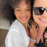 Agnes Nunes Instagram - Todos os dias são seus. Se eu sou tudo que sou hoje, é a você que eu devo. Você é a minha luz, meu leão de chakra, minha mãezinha, minha melhor amiga… olha, as vezes nem eu sei como vc consegue ser tantas em uma só. Quem te tem, Maria, não precisa de mais nada, e eu sei que eu sou a prova disso. Com você qualquer lugar vira casa, porque pra mim, você virou a MINHA casa, o meu lar, e qualquer lugar do mundo que tiver você, sempre vai ser o melhor lugar do mundo. Obrigada por existir, obrigada por ser a pessoa que sempre está do meu lado, me apoiando, me dando coragem. Eu nunca vou esquecer do nosso primeiro show juntas, eu nervosa, me tremendo, e você dizendo que ali, em cima daquele palco eu sempre iria fazer o que eu nasci pra fazer. Tá vendo? Você é minha fonte de força, sin tu no há mi (kkkkk). Você é a melhor empresária desse mundo, melhor mãe que eu poderia ter ganhado de Deus. Você me ensina da vida e do amor, todos os dias, quando acorda até a hora que vai se deitar. Que seja sempre assim, nós, desse jeitinho. Nada nesse mundo nos abala, somos a força uma da outra, e enquanto eu estiver aqui nesse mundo, honrarei nossa relação, nossa família, nosso amor, nossa música, nossa forma de trabalhar e ver o mundo sempre com os olhos bonitos. Te amo minha Mary, te amo muito. Feliz aniversário. Os caminhos estão todos abertos. ❤️ @maria.morais
