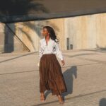 Agnes Nunes Instagram – Mais do que uma expressão dos meus sentimentos, minha música é também uma forma de me conectar com pessoas, com propósitos e com a possibilidade de tornar vidas melhores.
Há algum tempo compartilhei aqui sobre ter conhecido e fazer parte da  @sthorm.io esse time incrível e empenhado em realizar mudanças no mundo, em impactar positivamente a vida de milhões de pessoas e deixar um legado pro futuro do Planeta.
Desde então muita coisa está acontecendo e me sinto grata por esse encontro de energias, sempre busquei formas de conectar minha arte com a ciência, valorizando minhas origens, valorizando nossa cultura e a imensa biodiversidade que temos no Brasil, sempre pensando em mostrar pro mundo todo esse potencial brasileiro. 
A convite da Sthorm, eu e @mattsorum viemos aqui pra Dubai pra participar da @cop28uaeofficial que é esse grande encontro global para falar sobre mudanças climáticas e discutir o papel de cada um de nós nessa luta por um futuro mais sustentável em que o homem possa conviver em sinergia com a natureza.
E é nesse grande palco, com os olhos do mundo voltados pra cá, que Sthorm está anunciando o maior projeto de preservação de biodiversidade e de combate ao desmatamento já visto em todo o mundo!
Uma iniciativa que nasceu no Brasil, feita por brasileiros para beneficiar todo o planeta, em parceria com a Autopass e com a @conaferbr os verdadeiros guardiões da natureza. 
Vamos trazer a atenção para os povos originários, os ribeirinhos e os pequenos produtores rurais que protegem nossos animais, nossas matas e que entendem que a floresta em pé tem muito mais valor do que ela no chão! 
Hoje, os pequenos produtores rurais são responsáveis por 70% do alimento que chega à nossa mesa, são 8 milhões de pessoas que cuidam da natureza no seu pedacinho de terra, pessoas que dedicam suas vidas a gerar nosso alimento, e entendem que isso precisa ser feito com respeito à terra, aos animais, às plantas e ao planeta! 
 Continua nos comentários 👇
