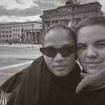 Agnes Nunes Instagram - Todos os dias são seus. Se eu sou tudo que sou hoje, é a você que eu devo. Você é a minha luz, meu leão de chakra, minha mãezinha, minha melhor amiga… olha, as vezes nem eu sei como vc consegue ser tantas em uma só. Quem te tem, Maria, não precisa de mais nada, e eu sei que eu sou a prova disso. Com você qualquer lugar vira casa, porque pra mim, você virou a MINHA casa, o meu lar, e qualquer lugar do mundo que tiver você, sempre vai ser o melhor lugar do mundo. Obrigada por existir, obrigada por ser a pessoa que sempre está do meu lado, me apoiando, me dando coragem. Eu nunca vou esquecer do nosso primeiro show juntas, eu nervosa, me tremendo, e você dizendo que ali, em cima daquele palco eu sempre iria fazer o que eu nasci pra fazer. Tá vendo? Você é minha fonte de força, sin tu no há mi (kkkkk). Você é a melhor empresária desse mundo, melhor mãe que eu poderia ter ganhado de Deus. Você me ensina da vida e do amor, todos os dias, quando acorda até a hora que vai se deitar. Que seja sempre assim, nós, desse jeitinho. Nada nesse mundo nos abala, somos a força uma da outra, e enquanto eu estiver aqui nesse mundo, honrarei nossa relação, nossa família, nosso amor, nossa música, nossa forma de trabalhar e ver o mundo sempre com os olhos bonitos. Te amo minha Mary, te amo muito. Feliz aniversário. Os caminhos estão todos abertos. ❤️ @maria.morais