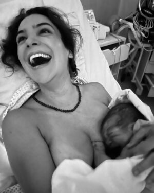 Agustina Cherri Instagram - Bono Vera nació el 22/01/2023 a las 09:19hs Es un Acuariano, conejo de agua.
Tiene 3 hermanos que lo aman, un papá que yo amo con todo mi ser y una mamá feliz. 
Gracias Diego Halle por acompañarme en cada uno de mis viajes hacia los brazos de mis hijos. Y a todo el equipo @metodocomparto @comparto_net por ser los mejores.
Parir y nacer en libertad!