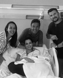 Agustina Cherri Instagram - Bono Vera nació el 22/01/2023 a las 09:19hs Es un Acuariano, conejo de agua. Tiene 3 hermanos que lo aman, un papá que yo amo con todo mi ser y una mamá feliz. Gracias Diego Halle por acompañarme en cada uno de mis viajes hacia los brazos de mis hijos. Y a todo el equipo @metodocomparto @comparto_net por ser los mejores. Parir y nacer en libertad!