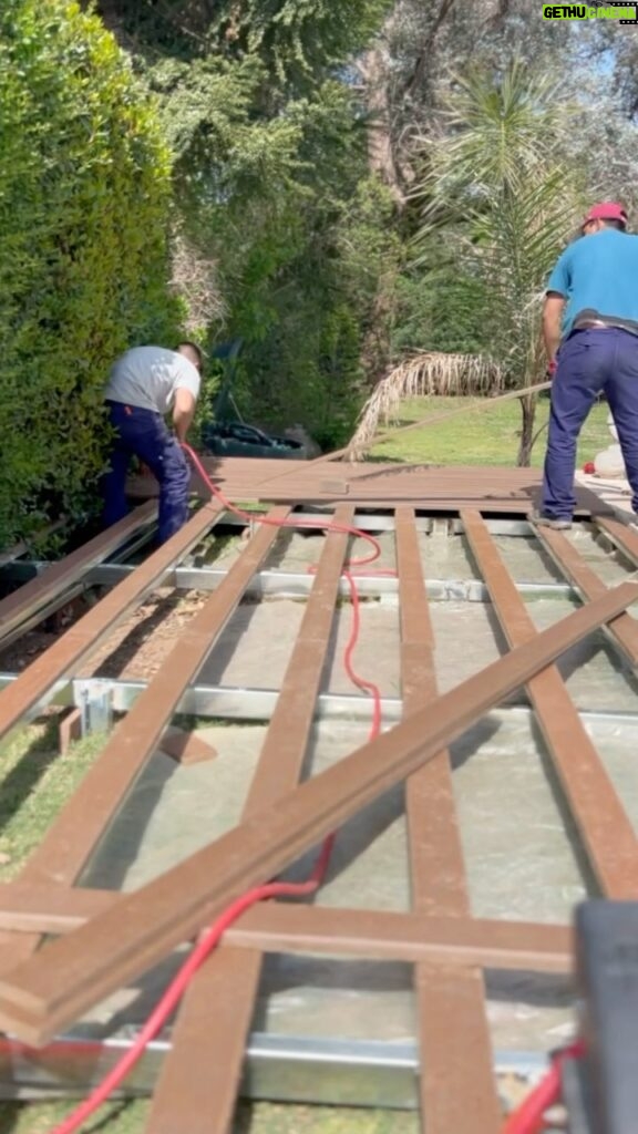 Agustina Cherri Instagram - VEAN ESTE ANTES Y DESPUÉS DE LA PILETA ♻️ No lo van a poder creer! @ewardecksystem hizo realidad mi sueño de Deck simil madera, pero cómo está hecho con productos reciclados no lleva mantención! Yo te dejo esta información para que puedas aplicarla a lo que quieras!!! ♻️