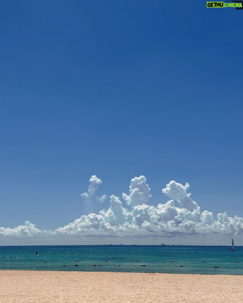 Agustina Cherri Instagram - Carrete del amor 1- caminado por la playa 2- Flotando con mi gordo 3- selfie 4- Entrando a la pileta 5- Mis amores más pequeños 6- La mejor siesta 7- El mar 8- A upa en el paraíso #ParadisusPlayaDelCarmen - @paradisusbymelia_esp @paradisusbymelia_eng @fplusfc @fgirolimini