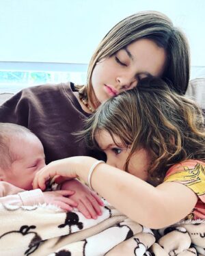Agustina Cherri Instagram - Algunas de los últimos tiempos
1. 3 de los 4 🐥
2. Ensayando “Votemos”
3. Panza y amigas
4. Fiesta con mi amor
5. Cuando el recién nacido pega un estirón ❤️