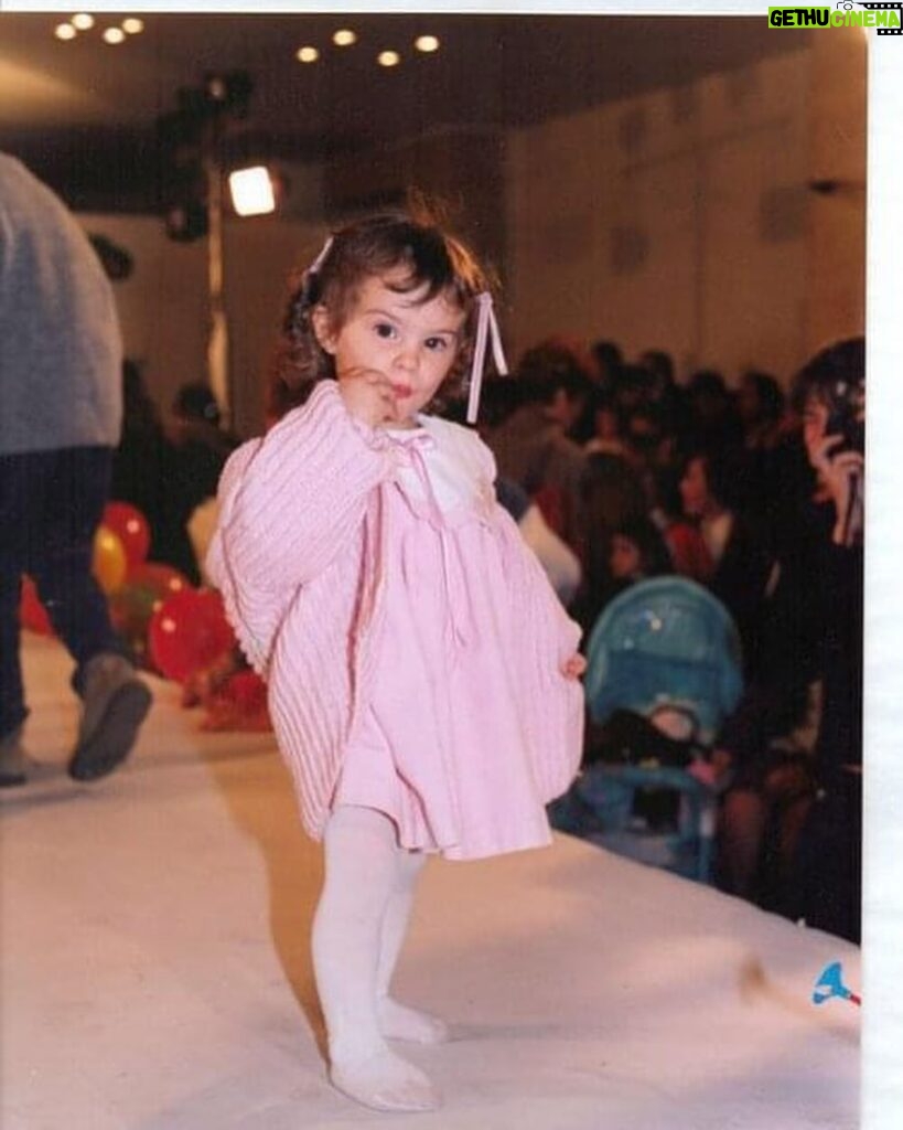 Agustina Palma Instagram - Madrid fashion week! 🚀 (pero esta vez desde la pasarela) Si le dijera a esa niña que nació en San Miguel de Tucumán que desfilaría en la Semana de la Moda de Madrid, no lo creería. Desde pequeña desfilaba en Argentina, tomaba clases de baile, canto, actuación, clases de piano, guitarra y batería. Estudié 4 años de arquitectura y un año de traducción de francés. Trabajo en la industria audiovisual desde los 8 años. Siempre he creído que nadie puede dictar lo que puedo o no puedo lograr. Si quiero hacer algo, simplemente lo intento, lo manifiesto y ¡lo hago! Llegué a Madrid hace dos años y con el tiempo conocí a nuevos amigos que me ayudaron a abrirme camino, puertas y ventanas en este mundo madrileño. ♥️Recuerdo la primera semana que llegué a Madrid, me invitaron a la semana de la moda y me pregunté: ¿por qué no desfilar aquí algún día, en Europa, en la semana de la moda de Madrid? Decidí dejarlo en manos del universo, como siempre hago. En ese momento, lo manifesté. En un mundo donde te dicen que si eres actor no puedes ser creador de contenido, o si eres cantante no “puedes” ser actor, yo soy actriz y ayer desfilé en la semana de la moda en Madrid como quería. ¿Por qué no? ¿Con 1.65 de estatura? ¡Sí! Esto me reafirmó una vez más que el único límite está en nuestra mente y en las creencias que tenemos. ✨¡Sé auténtico, libre de las creencias limitantes de los demás y sal a brillar! ¡Nadie debería decirte que no puedes, porque SI puedes y solo tú sabes cómo lograrlo! Gracias @maite.casademunt @lolacasademunt 🫶🏻