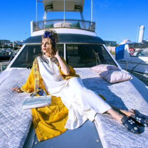 Ahlam Zaimi Instagram - Je déclare la saison d'été officiellement ouverte 🌊
In love with this new collection by my favorite moroccan brand @kounouz.officiel ✨️ (total look gandoura, kimono, babouche, foulard et sac😍)
Photo credit @zakaria_latouri 
Make up and hair @hafida_skalli_visagiste 
#proudlymoroccan