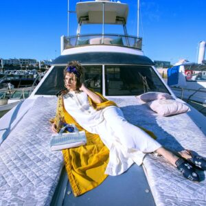 Ahlam Zaimi Instagram - Je déclare la saison d'été officiellement ouverte 🌊
In love with this new collection by my favorite moroccan brand @kounouz.officiel ✨️ (total look gandoura, kimono, babouche, foulard et sac😍)
Photo credit @zakaria_latouri 
Make up and hair @hafida_skalli_visagiste 
#proudlymoroccan