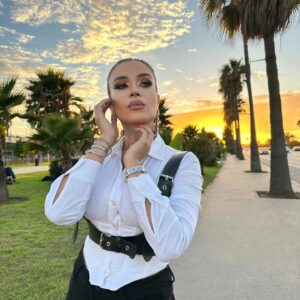 Ahlam Zaimi Instagram - Grateful ✨️🙏
.
Mua @allurestudiobeaute