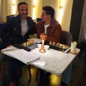 Ahmed Al Fishawy Instagram - أول مره أشتغل مع أستاذ طارق لطفي و الحقيقه أتبسط جداً لأنه هو ممثل من العيار التقيل و من أبسط و أجمل الناس اللي شفتها و أنشأالله نشتغل مع بعض تاني .. من كواليس فيلم السيستم حاليآ بدور العرض 🎥❤️ @tareklotfyofficialacc
#fishawy