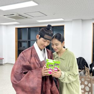 Ahn Eun-jin Instagram - @min_namkoong 선배님 생에 첫 초코비😆♥️