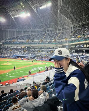 Ahn Eun-jin Instagram - Seoul series…✨🥹🫠💛✨ 
@mlbkorea @dodgers @padres