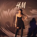 Ahu Yağtu Instagram - Surpriz sonlu 🖤 @h&m #muglerxhm @manfredthierrymugler