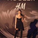Ahu Yağtu Instagram - Surpriz sonlu 🖤 @h&m #muglerxhm @manfredthierrymugler