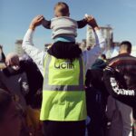 Ahu Yağtu Instagram - Sevgili @ucimorgtr ailesiyle bu seferki ziyaretimiz Adiyaman’aydi. Sicacik metanetli yureklere dokunmak istedik. Sevgiyle sarmalandik yine. Cocuklarin o icten sarilmalari neseleri coskulari icimizi isitti. Birlikte sarkilar soyleyip oyunlar oynadik, yeri geldi siniflarina girip derslerin gidisatini sorduk. Popcorn esliginde gezen sinema coskusuna taniklik ettik. Biz oralardan her defasinda cok yogun duygularla ayriliyoruz. Her defasinda kalbimizin bir kismini birakiyoruz. Yine gidecegiz hep gidecegiz 🤍🦋
