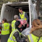 Ahu Yağtu Instagram - Ben ilk defa Kahramanmaras’a gittim. 4 farkli cadirkenti ziyaret etme sansimiz oldu. Cocuklarimiza biraz olsun moral vermekti amacimiz, biz onlara moral verelim derken, kamplara girer girmez sevgi sefkat nese cemberinde buluverdik kendimizi. Allahim bu nasil bir bag kurmak, bu nasil bir sevgi. Gozumun icine bakarken elimi hic birakmamalari, umut dolu bekleyisleri bu yastaki sabirlari ve pozitiflikleriyle bize moral veren onlar oldu. Meger ayni anda hem mutluluktan hem huzunden insanin gozu dolabiliyormus. Hayatim boyunca Maras’taki o gunu unutmayacagim. Elimden geldigince yanlarinda olmaya calisacagim. Bu olusumun icine beni dahil ettiginiz icin cok tesekkur ederim. Iyi ki varsiniz @ucimorgtr Yine gidecegiz, yine yapacagiz. Sonunda iyilik kazanacak 🤍🦋🤍 @saadetozkanefe @yucelceylancom