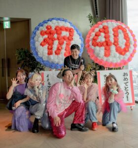 Ai Takahashi Instagram - 🍷🎂🍾🍇🪄🌼🥰✌🏻💄🧚🏻💖🦢🪽🌷✨ ㅤㅤㅤㅤㅤㅤㅤㅤㅤㅤㅤㅤㅤ ㅤㅤㅤㅤㅤㅤㅤㅤㅤㅤㅤㅤㅤ 大好きなたろちゃんの40歳のお祝い🥂に あべプロと、ゴキゲンズで駆けつけたよっ🌈🌈🌈 幸せ空間に 私たちも幸せいっぱいになりました💖💖💖 @tarolingal ちゃんっ おめでとぉ🥳