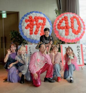 Ai Takahashi Instagram - 🍷🎂🍾🍇🪄🌼🥰✌🏻💄🧚🏻💖🦢🪽🌷✨
ㅤㅤㅤㅤㅤㅤㅤㅤㅤㅤㅤㅤㅤ
ㅤㅤㅤㅤㅤㅤㅤㅤㅤㅤㅤㅤㅤ
大好きなたろちゃんの40歳のお祝い🥂に
あべプロと、ゴキゲンズで駆けつけたよっ🌈🌈🌈

幸せ空間に
私たちも幸せいっぱいになりました💖💖💖
@tarolingal ちゃんっ
おめでとぉ🥳