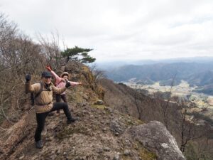 Ai Takahashi Instagram - 本日17:30からっ！
NHKBS「にっぽん百低山」
青葉山編が放送となります⛰️❤️

初めて本格的な登山をしましたが
ほんっっっとに
楽しかったです🥰
吉田類さんも優しいし
いろんなお話をしてくださって
勉強になりましたっ！！！

是非みてくださいっ！

#にっぽん百低山 #福井県 #青葉山 #nhk #tv # tvshow #百霊山 #霊山 #japan #nippon #FUKUI 📷撮影/藤川満