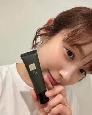 Ai Takahashi Instagram - 大好きなN organic Vieシリーズから
#UVクリーム が出ましたよっ🤭🤍

大好きな目元美容液にも入っている
バクチオール（整肌成分）が配合されてるのです😋💪🏻

SPF50 PA    で紫外線対策は
ばっちりだけど
スキンケアとしても使える処方だから
朝用クリームとしても使える😎💪🏻
〈朝用クリーム×日焼け止め× 化粧下地〉
と、1本3役のクリームなんだよー！素敵🥺

スキンケアのようにみずみずしくて
つけている事を忘れてしまうくらい
肌なじみがよくて、ファンデを塗らなくても
元から肌が綺麗な仕上がりにっ❕❕❕

おすすめポイント✍️
①UVなのにバクチオール(整肌成分)“配合で素肌を整えるスキン ケア効果が期待。
②カプセル状処方でセラミド(セラミドNG/保湿成分)がお肌の角質層まで浸透して、肌を優しくバリアしてくれる。

ロフトとか、バラエティショップでも買えるみたいだから
このみずみずしいテクスチャー試しに行ってみてねっ！！！是非、いい香りにも包まれてくださいね🤭❤️

#norganic 
#norganicvie 
#デイケアモイストUVクリーム 
#下地 
#ノーファンデ 
#日焼け止め 
#UVケア
#PR