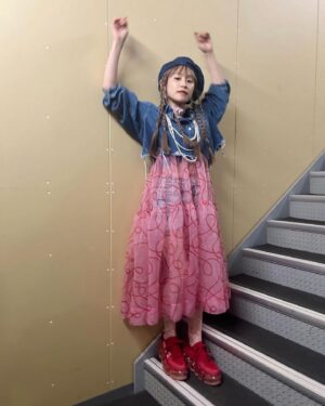 Ai Takahashi Instagram - 🍓🎀🎈🛍️🎟️🏄🏼‍♀️🥡🍬🍧🧄🐽👛🧠

きのーの
ゴキゲンズは
ピンク担当でしたっ🤤💖

黄色も担当してて
その時々によって変わってもいい
ってのが
ゴキゲンズスタイルです☺️🫶🏻

#いちごといえばわたし
#pinkhouse #mikiosakabe #今日のたかはし
#ご機嫌コーデ #ゴキゲンズ #gokigens #高橋愛
#fashion #派手派手#派手好き #デニム