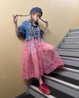 Ai Takahashi Instagram - 🍓🎀🎈🛍️🎟️🏄🏼‍♀️🥡🍬🍧🧄🐽👛🧠

きのーの
ゴキゲンズは
ピンク担当でしたっ🤤💖

黄色も担当してて
その時々によって変わってもいい
ってのが
ゴキゲンズスタイルです☺️🫶🏻

#いちごといえばわたし
#pinkhouse #mikiosakabe #今日のたかはし
#ご機嫌コーデ #ゴキゲンズ #gokigens #高橋愛
#fashion #派手派手#派手好き #デニム